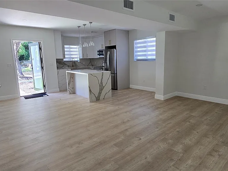 2731 SW 29th Ave — Photo 3