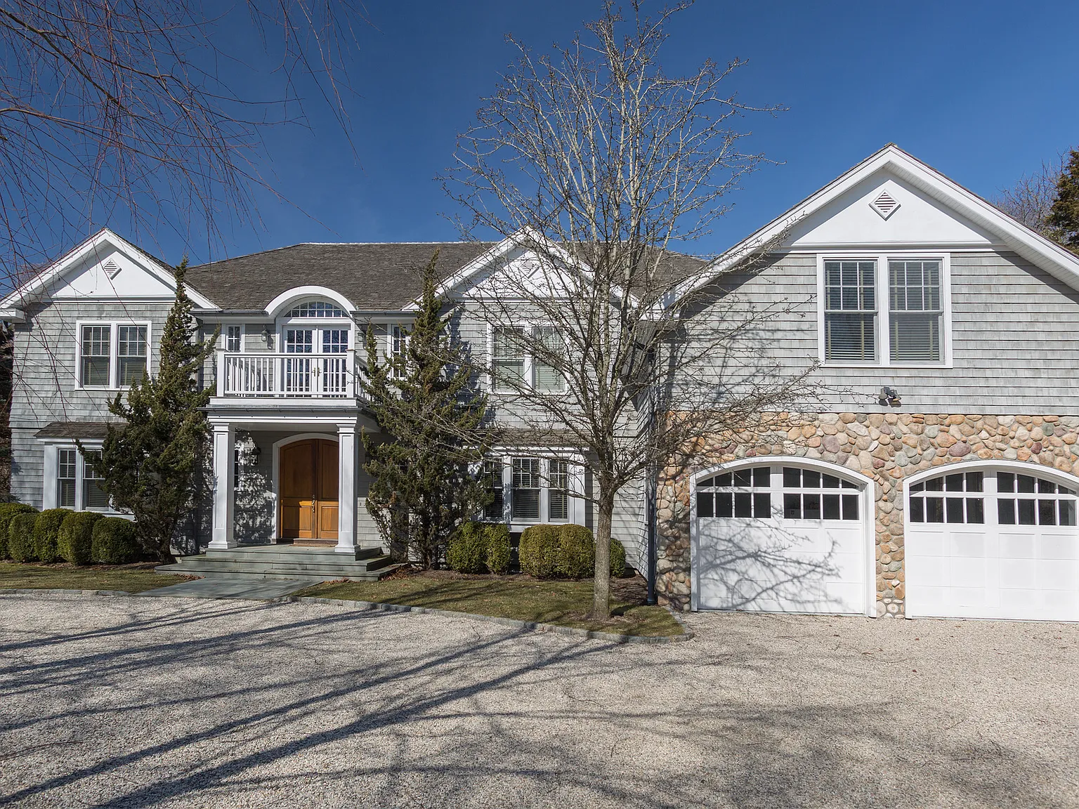 Designer-furnished East Hampton Post Modern — Photo 2