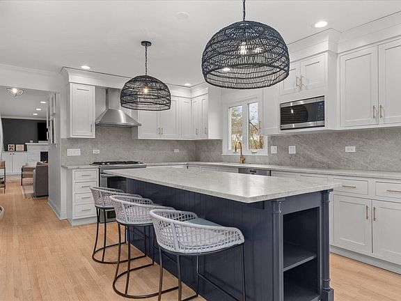 4th image of 1680 Dartmouth Ln