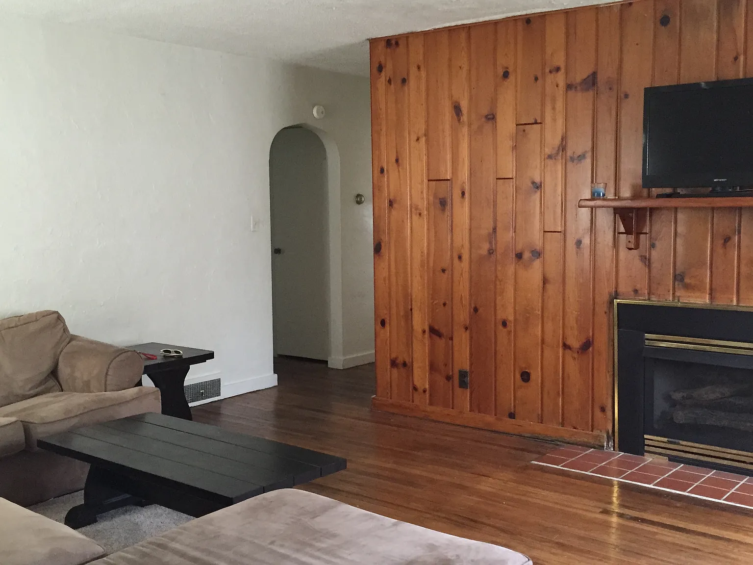 3 bed, 1.0 bath, 1350 sqft, $1,875 — Photo 3