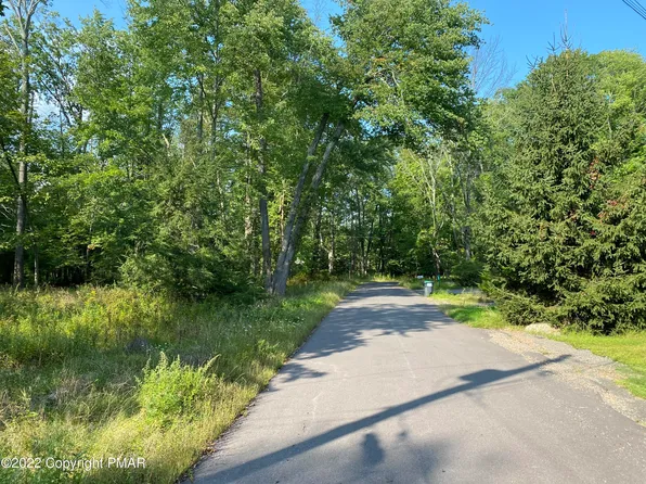 Hemlock Ln, Cresco, PA 18326