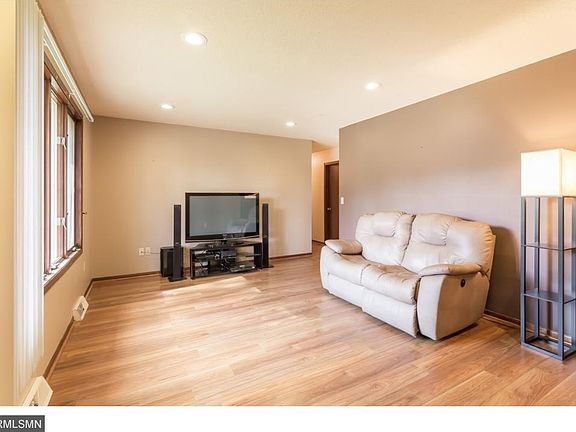 4th image of 413 Adams Dr W