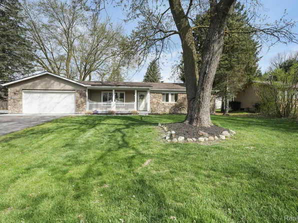 8898 Bishop Rd, Brighton, MI 48116