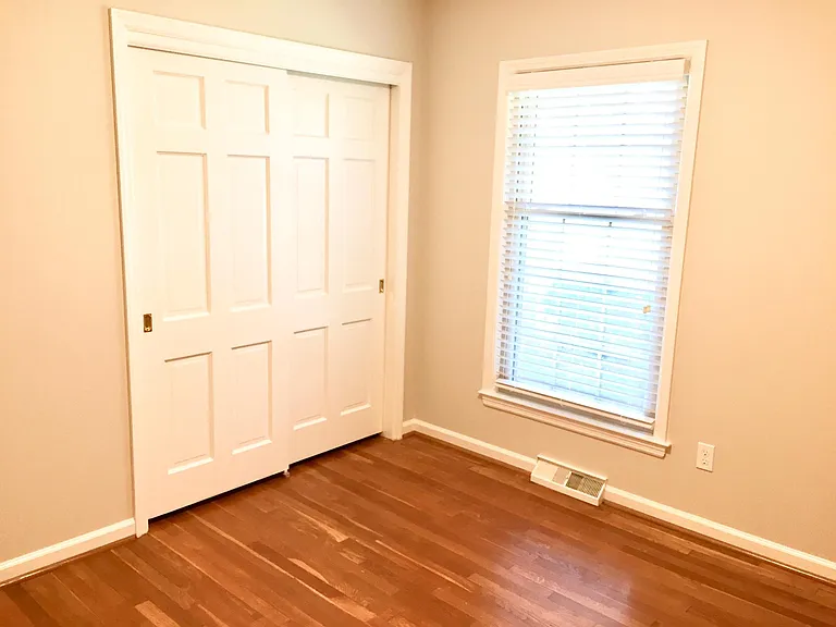 836 Surrey Ln — Photo 12