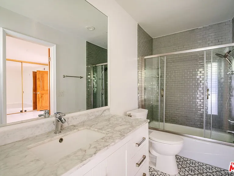 141 N Clark Dr #2 — Photo 19