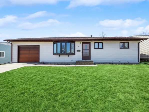 320 Peace Ave NW, Cedar Rapids, IA 52405