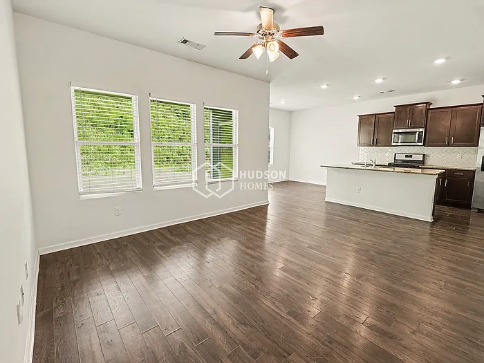 4 bed, 2.5 bath, 1821 sqft, $2,115 — Photo 3