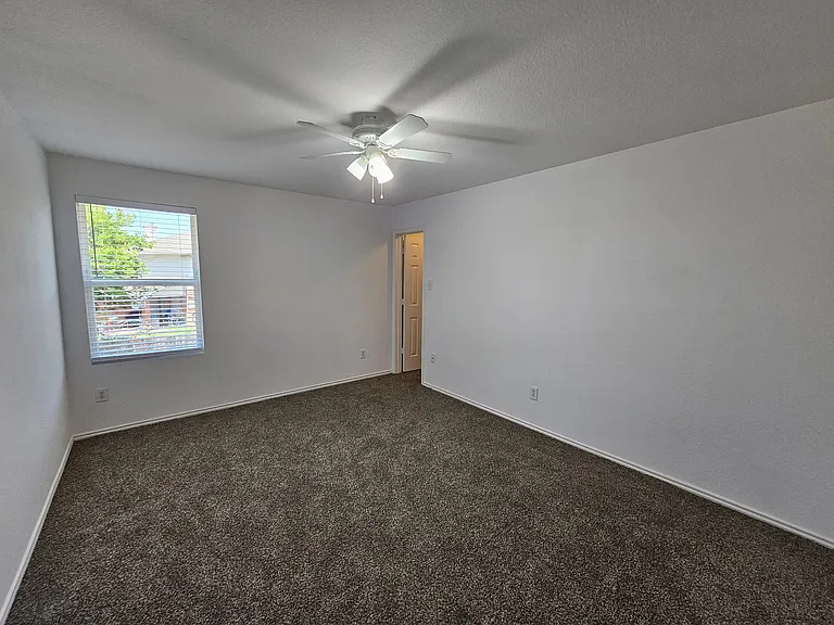 902 Fleming St — Photo 29