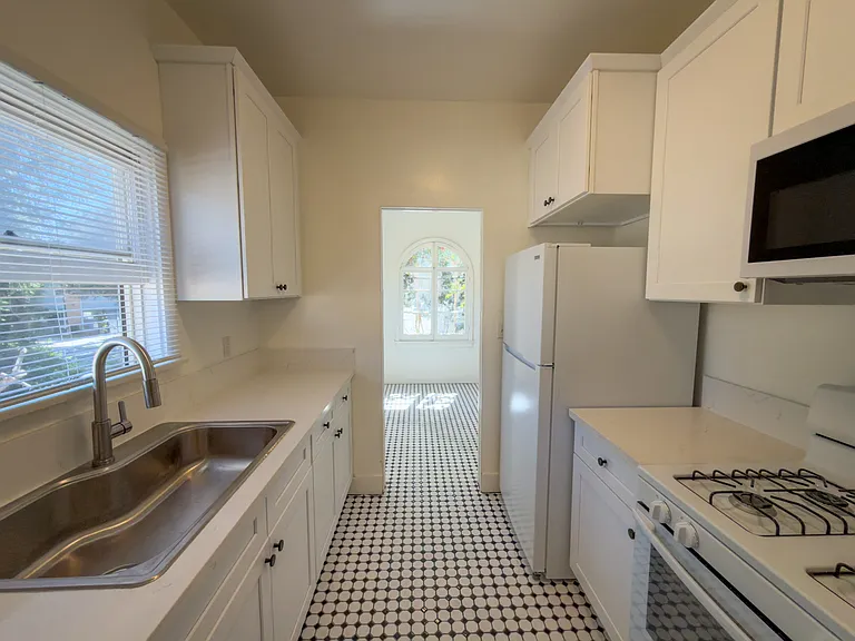 545 N Marengo Ave #1 — Photo 9