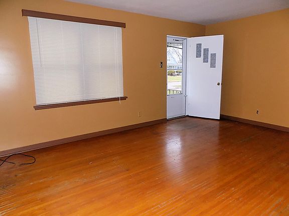2nd image of 1503 E Elm St