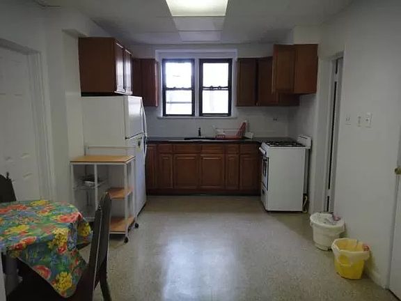 5th image of 3910 Crescent St