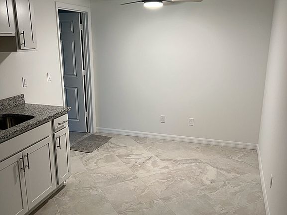 5th image of 406 SW Dailey Ave
