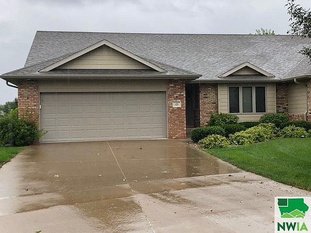 1st image of 121 Doral Ln
