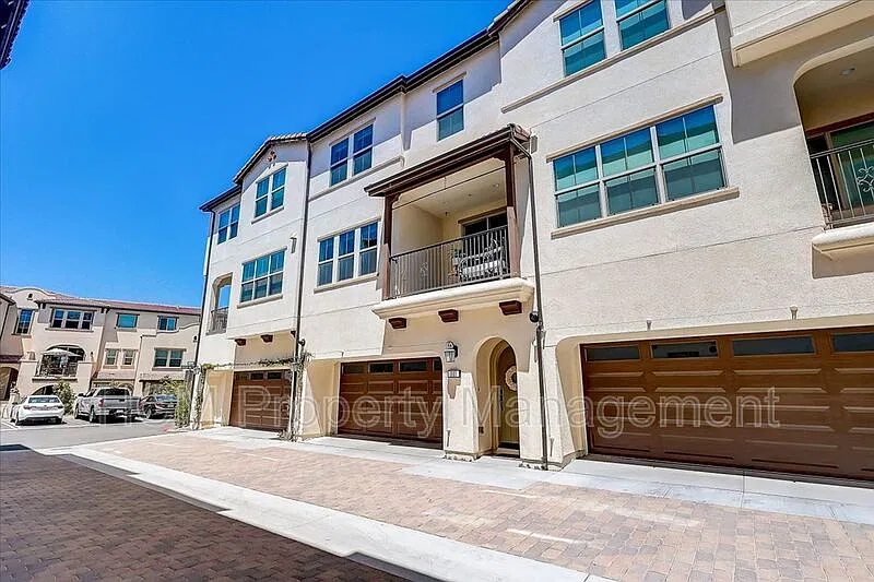 2 bed, 2.5 bath, 1324 sqft, $3,750 — Photo 1