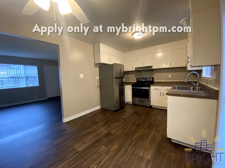 264-268 Montrose Dr — Photo 2