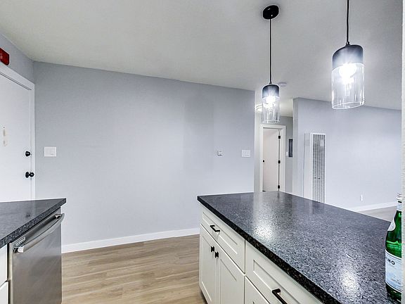 3rd image of 281 Macarthur Blvd #301