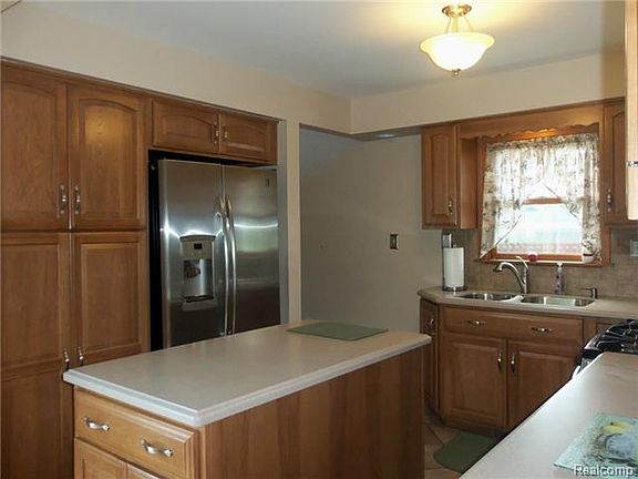 4th image of 745 Saint Johns St