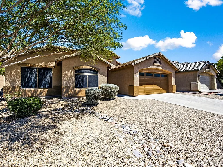 8205 S 45th Ln — Photo 1
