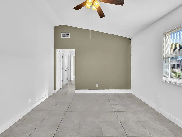 525 NW 10th Ave — Photo 4