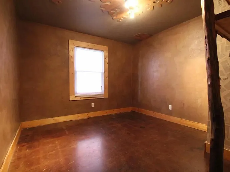 557 N Limestone #1 — Photo 3