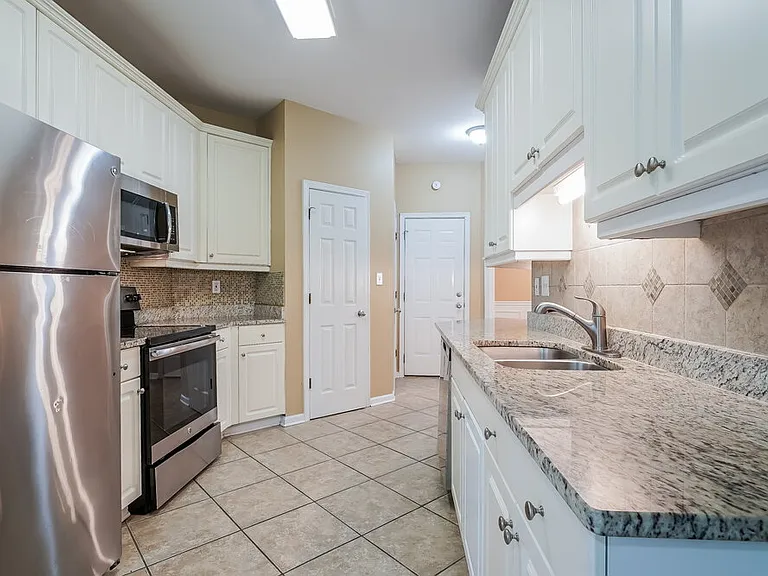 725 Claiborne St — Photo 9