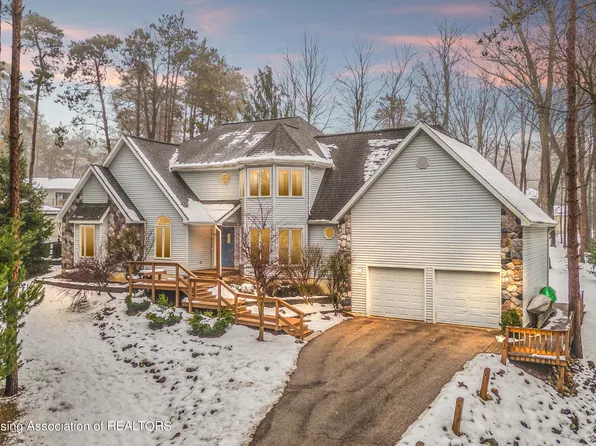 3940 Blue Spruce Dr, Dewitt, MI 48820