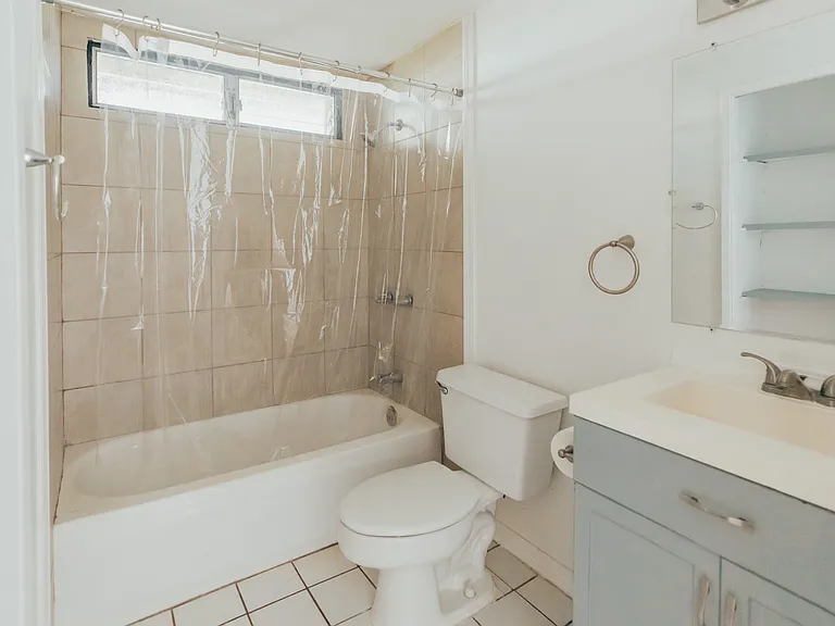 Oliana St — Photo 10