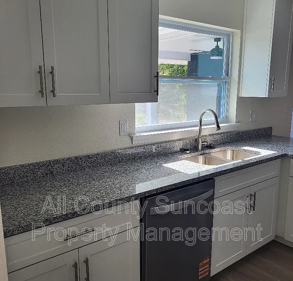 648 16th Ln — Photo 4