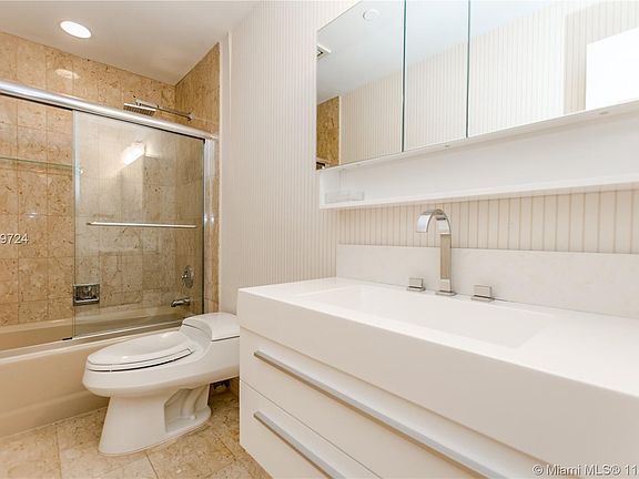4th image of 19123 Fisher Island Dr