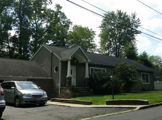 20 Robertson Dr, Pearl River, NY 10965