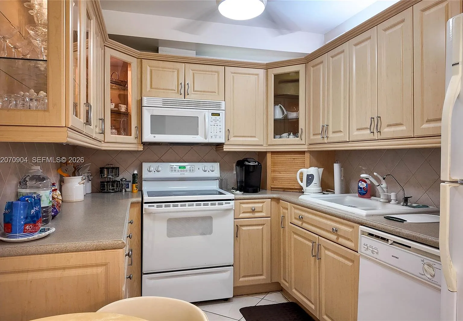 Hemispheres Condo — Photo 3