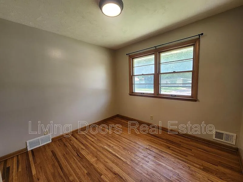 5 bed, 2.0 bath, 1924 sqft, $1,895 — Photo 3