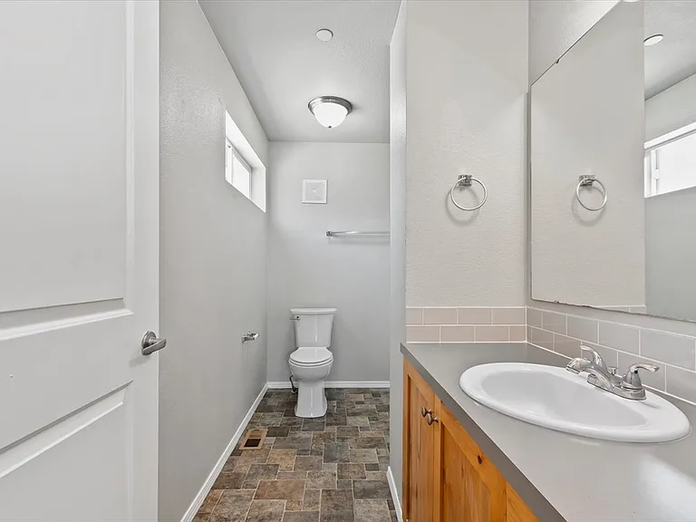 Creekside Apartments — Photo 10