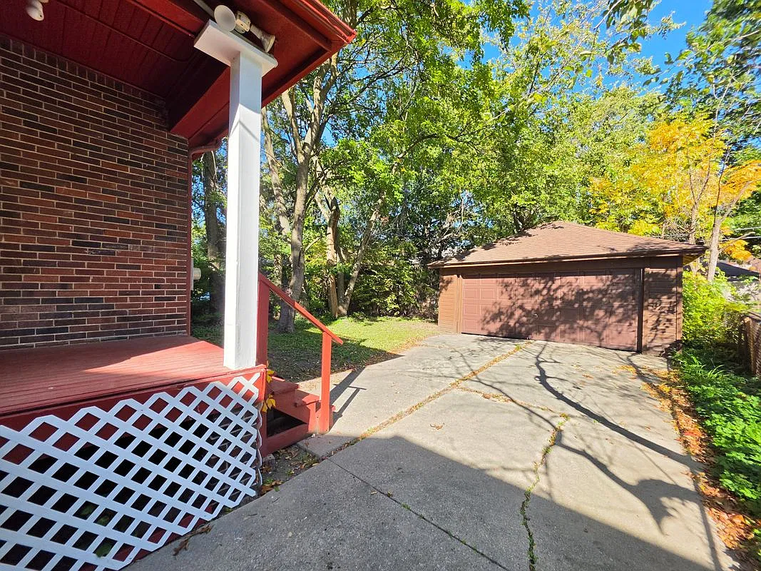 3 bed, 1.5 bath, 1809 sqft, $1,600 — Photo 2