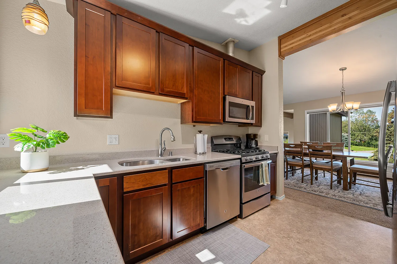 4 bed, 1890 sqft, $3,400 — Photo 4
