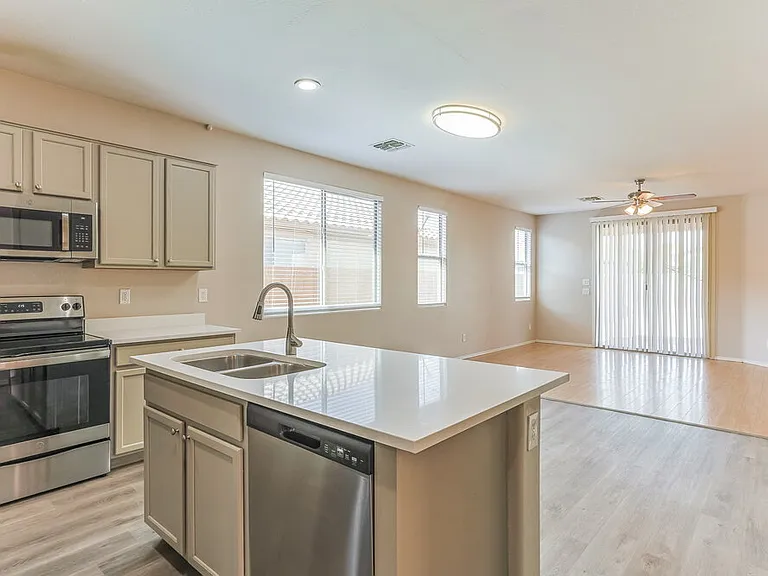 7905 S 73rd Ln — Photo 6