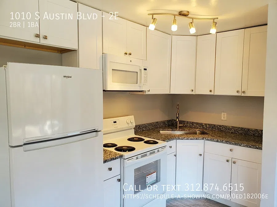 Cute & Adorable 2br In Oak Park! Heat Included...Won't Last! — Photo 2