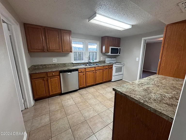 1304 Holly Ave — Photo 6
