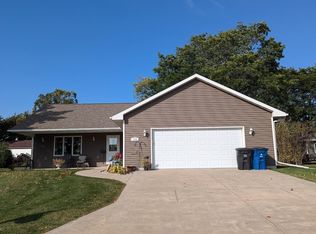 719 Jackson Ave, Omro, WI 54963