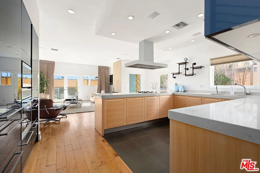 2 bed, 2.5 bath, 1652 sqft, $7,500 — Photo 3