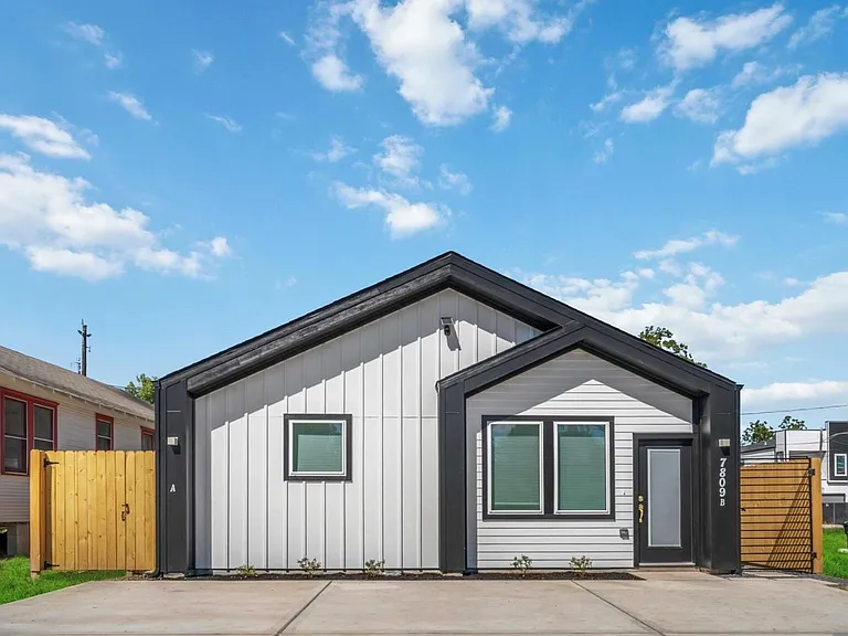 7809 Queen St #B — Photo 1