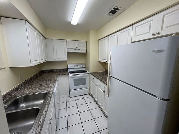 2nd image of 5507 Fountain Lake Cir APT B108