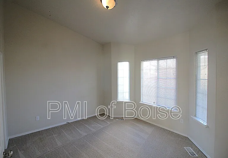 1770 N Veridian Ave — Photo 3