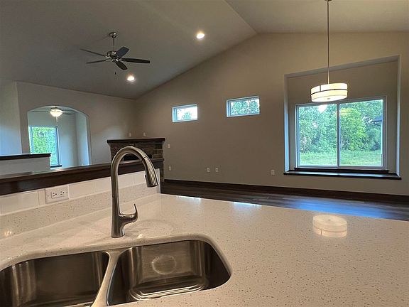 5th image of 606 Hillside Dr