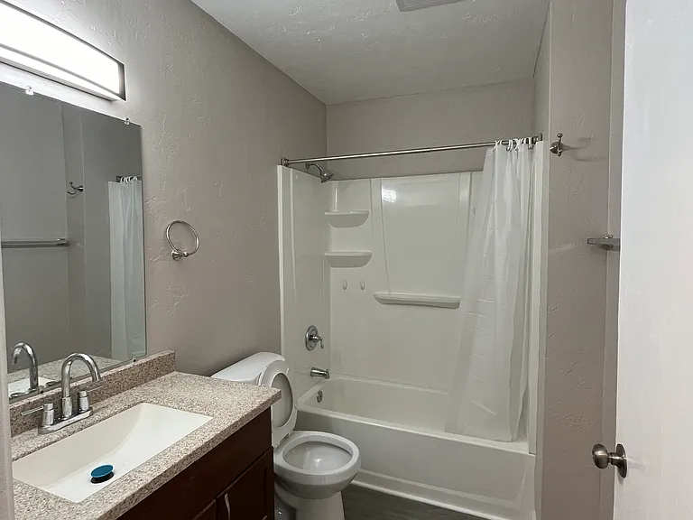 1821 E 17th St #6 — Photo 10