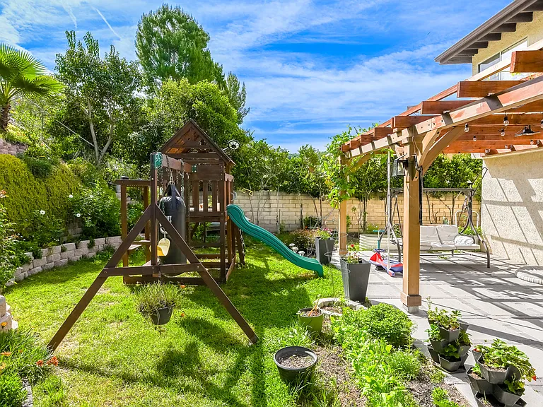 24668 Ebelden Ave — Photo 51