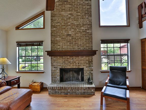 5th image of 255 Woodstock Ct