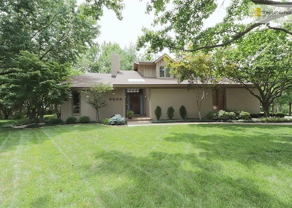 Front of home at end of private cul-de-sac.  Nicely landscaped lot.