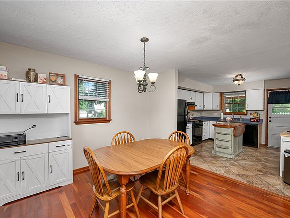 4th image of 743 Spring St