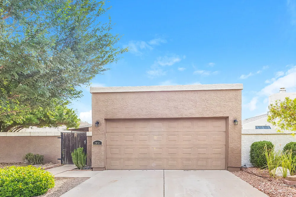 3 bed, 2.0 bath, 1120 sqft, $2,135 — Photo 1